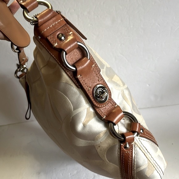 COACH Carly signature shoulder bag - Picture 3 of 11